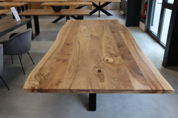 Tisch mit Baumkante aus Nussbaum 300x120cm
