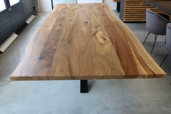Tisch mit Baumkante aus Nussbaum 300x120cm