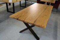 Esstisch mit Baumkante aus Eiche in 200x100cm