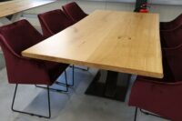 Tisch mit Baumkante aus Eiche in 200x100cm