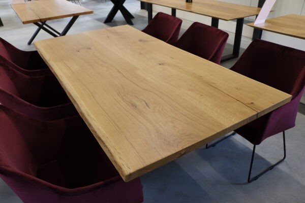 Tisch mit Baumkante aus Eiche in 200x100cm