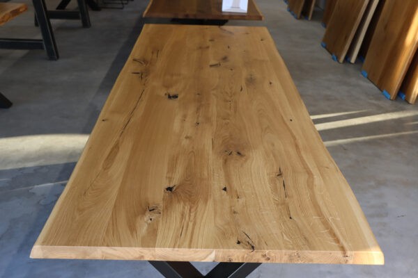 Tisch aus Eiche mit Baumkante in 260x90cm