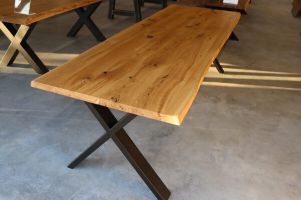 Tisch aus Eiche mit Baumkante in 260x90cm