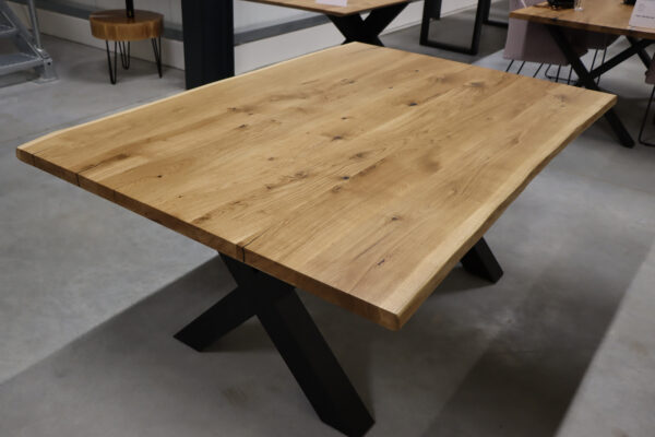 Tisch mit Baumkante aus Wildeiche in 180x120cm