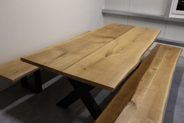 Tisch aus Eiche mit Baumkante aus zwei Lamellen in 240x100cm