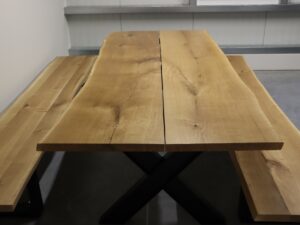 Tisch aus Eiche mit Baumkante aus zwei Lamellen in 240x100cm