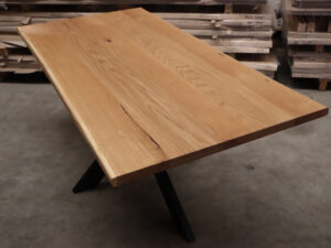 Tisch mit Baumkante aus Eiche mit Epoxy auf einem Spidergestell in 180x90cm