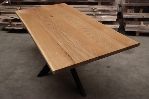 Tisch mit Baumkante aus Eiche mit Epoxy auf einem Spidergestell in 180x90cm