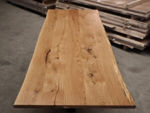 Tisch mit Baumkante aus Eiche Epoxy. Esstisch auf Spidergestell in 280x100cm