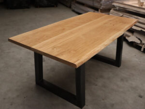 Tisch aus Eiche mit Baumkante in 180x90cm