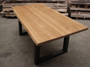 Tisch aus Eiche mit Baumkante in 180x90cm