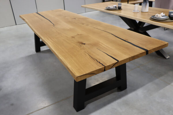 Tisch aus Eiche aus zwei Lamellen mit Epoxy in 280x100cm