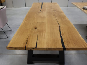 Tisch aus Eiche aus zwei Lamellen mit Epoxy in 280x100cm