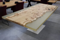 Epoxy-Tisch Pappel in 245x100cm auf einem Bigfoot.