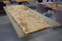 Epoxy-Tisch Pappel in 245x100cm auf einem Bigfoot.