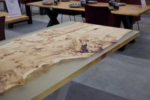 Epoxy-Tisch Pappel in 245x100cm auf einem Bigfoot.