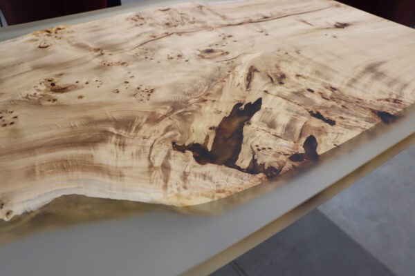 Epoxy-Tisch Pappel in 245x100cm auf einem Bigfoot.