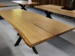 Baumscheibe Tisch aus Eiche mit Epoxy in 220x80cm