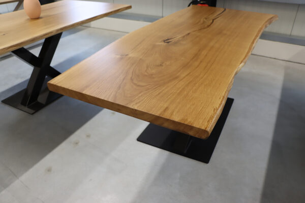 Tisch aus Eiche Baumscheibe in 220x80-90cm