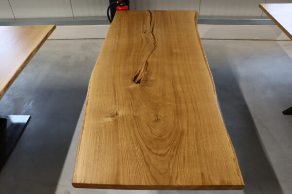 Tisch aus Eiche Baumscheibe in 220x80-90cm