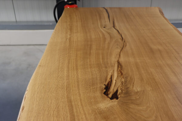 Tisch aus Eiche Baumscheibe in 220x80-90cm