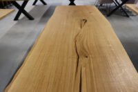 Tisch aus Eiche Baumscheibe in 220x80-90cm