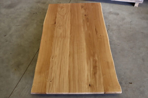 Tischplatte aus Eiche und Epoxy. Esstisch mit Baumkante in 160x90cm