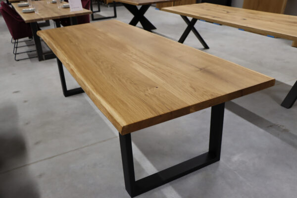 Tisch aus Eiche mit Baumkante in 260x100cm