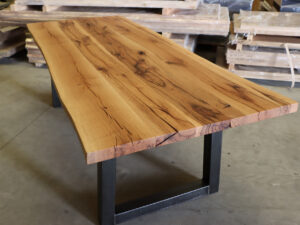 Tisch aus Alteiche mit Baumkante in 240x100cm