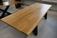 Tisch mit Baumkante aus Eiche mit Ansteckplatte in 200x90cm.