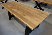 Tisch mit Baumkante aus Eiche mit Ansteckplatte in 200x90cm.