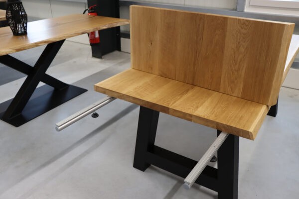 Tisch mit Baumkante aus Eiche mit Ansteckplatte in 200x90cm.