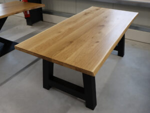Tisch mit Baumkante aus Eiche mit Ansteckplatte in 200x90cm.