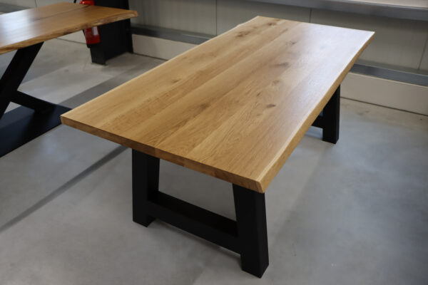 Tisch mit Baumkante aus Eiche mit Ansteckplatte in 200x90cm.
