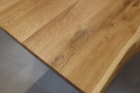 Tisch mit Baumkante aus Eiche mit Ansteckplatte in 200x90cm.