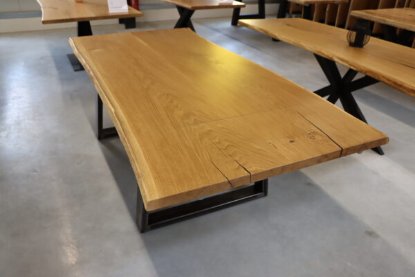 Tisch mit Ansteckplatte aus Eiche und Epoxy in 180x100cm.