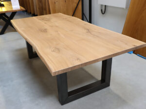 Tisch mit Baumkante aus Eiche in 240x120cm