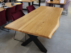 Tisch aus Eiche mit Baumkante. Esstisch in 240x100cm