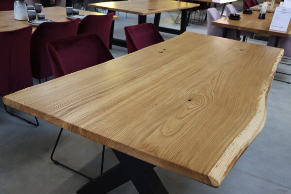 Tisch aus Eiche mit Baumkante. Esstisch in 240x100cm