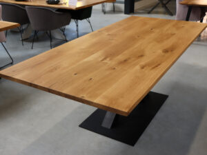 Massivholztisch aus Eiche in 220x100cm.