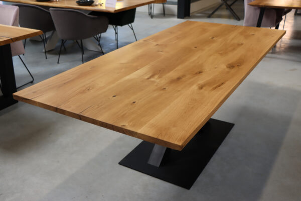 Massivholztisch aus Eiche in 220x100cm.