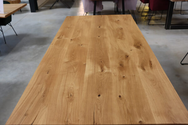 Massivholztisch aus Eiche in 220x100cm.