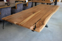 Tisch aus Nussbaum in 300x120cm