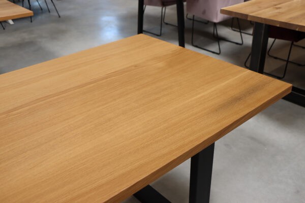 Tisch aus astarmer Eiche in 260x100cm. Geölter Massivholztisch.