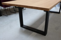 Tisch aus astarmer Eiche in 260x100cm. Geölter Massivholztisch.
