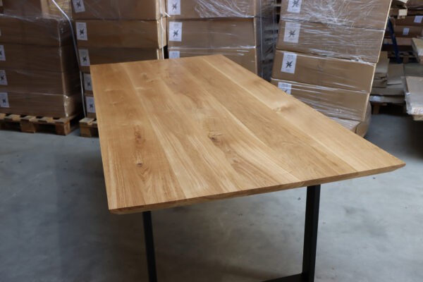 Tisch mit Swiss Edge aus Eiche in 220x100cm