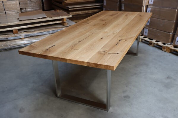 Tisch aus Eiche auf einem Edelstahlgestell in 240x100cm.