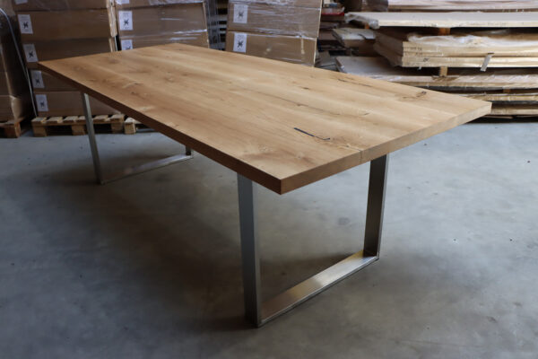 Tisch aus Eiche auf einem Edelstahlgestell in 240x100cm.