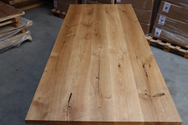 Tisch aus Eiche auf einem Edelstahlgestell in 240x100cm.