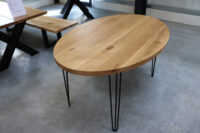Tisch aus Eiche in ovaler Form in 140x95cm